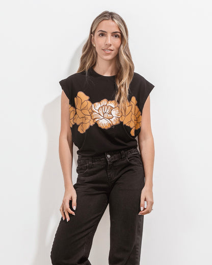 Remera Carlota Negra Flores Ocre