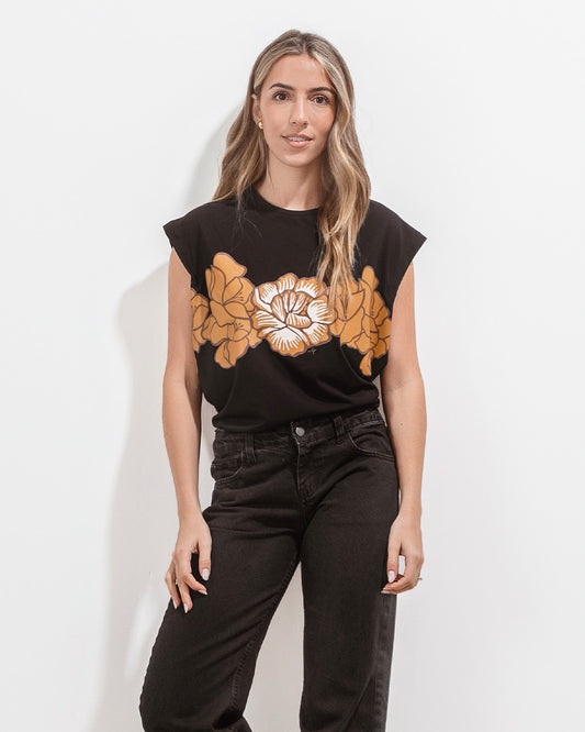 Remera Carlota Negra Flores Ocre