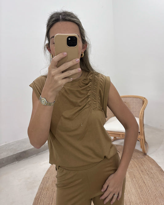 Remera Chelsea Camel