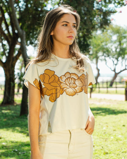 Remera Frunce Natural Flores Beige