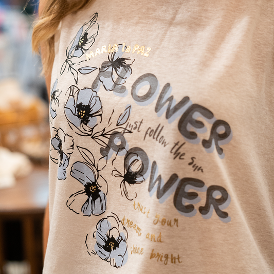 Remera básica blanca con frases y flores